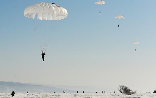 У Росії троє десантників стрибнули з парашутами і зникли