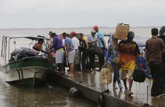 Ураган "Отто" атакує країни Центральної Америки Ураган "Отто" атакує країни Центральної Америки