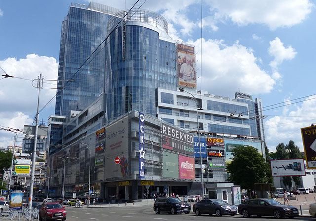 Люди з автоматами блокували торговий центр у Києві Люди з автоматами блокували торговий центр у Києві