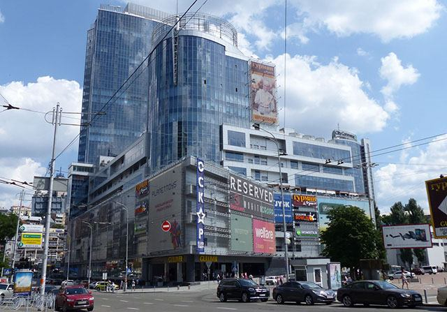 Люди с автоматами блокировали торговый центр в Киеве