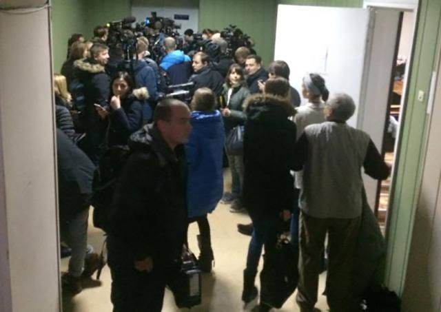 У суді, де транслюватимуть допит Януковича, зібрався цілий натовп журналістів