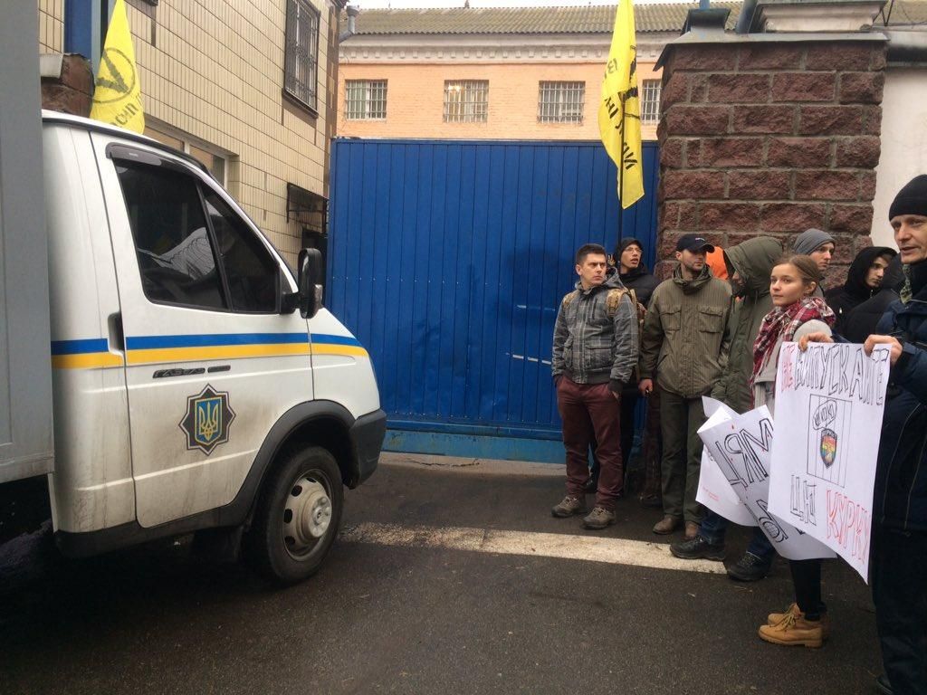 Активісти "Правого сектору" блокують Лук’янівське СІЗО