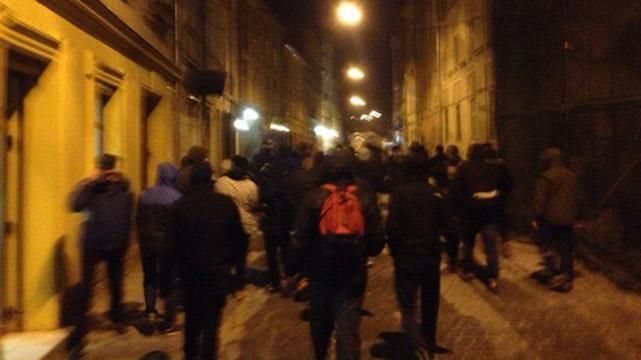 У Львові невідомі напали на автобус з турецькими футбольними фанатами У Львові невідомі напали на автобус з турецькими футбольними фанатами