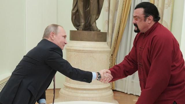 Сігал у кімоно, але без почестей отримав паспорт з рук Путіна Сігал у кімоно, але без почестей отримав паспорт з рук Путіна