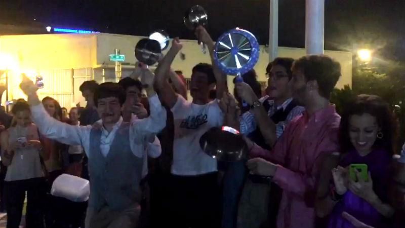 Сотні кубинців влаштували гуляння через смерть Фіделя Кастро Сотні кубинців влаштували гуляння через смерть Фіделя Кастро