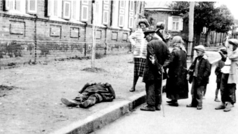 Фото, що шокують – люди помирали від голоду просто посеред вулиць Фото, що шокують – люди помирали від голоду просто посеред вулиць