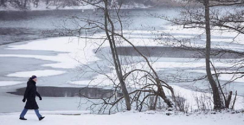 Дети провалились под лед на Харьковщине: мальчик погиб