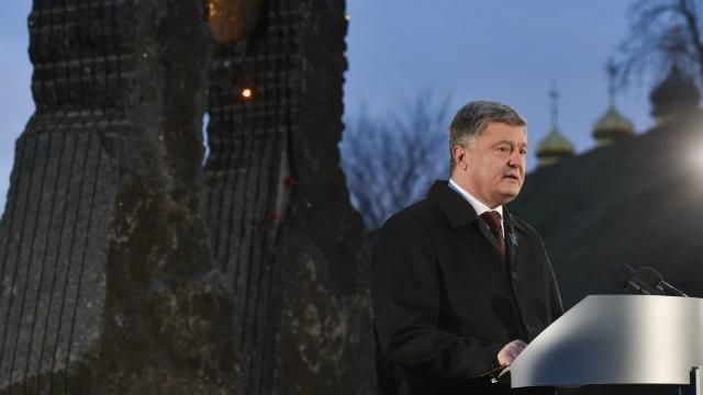 Президент зі сльозами на очах згадував історії очевидців Голодомору Президент зі сльозами на очах згадував історії очевидців Голодомору