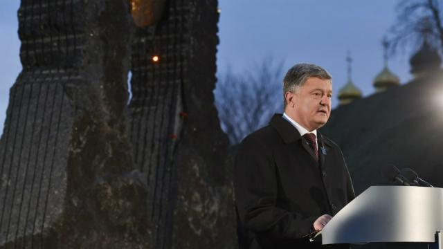 Порошенко со слезами на глазах вспоминал истории очевидцев Голодомора