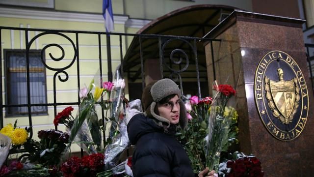 Фотофакт: до посольства Куби у Москві навіщось принесли прапор фейкової "ДНР" Фотофакт: до посольства Куби у Москві навіщось принесли прапор фейкової "ДНР"