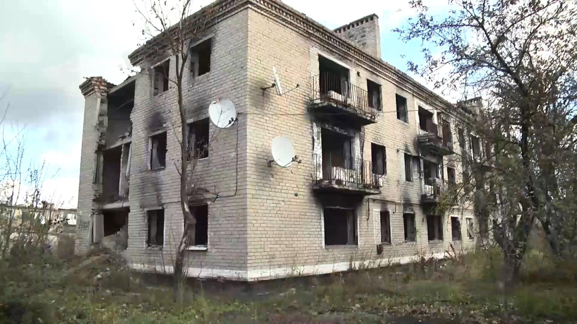 Дома украинцев все еще светятся дырками от снарядов на Донбассе