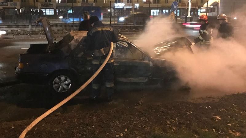 В Киеве во время движения вспыхнуло авто – эксклюзивные фото и видео