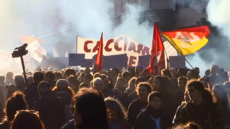 Вулицями Риму пройшов багатотисячний марш проти змін до Конституції
