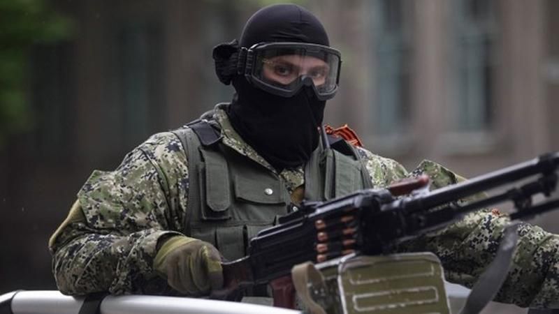 П'яні терористи з нагоди професійного свята гатили по житловому будинку під Маріуполем