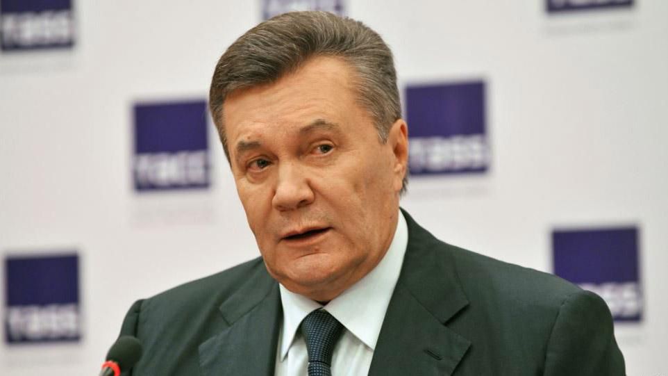 Януковича зустріли в Донецьку зі зброєю в руках Януковича зустріли в Донецьку зі зброєю в руках