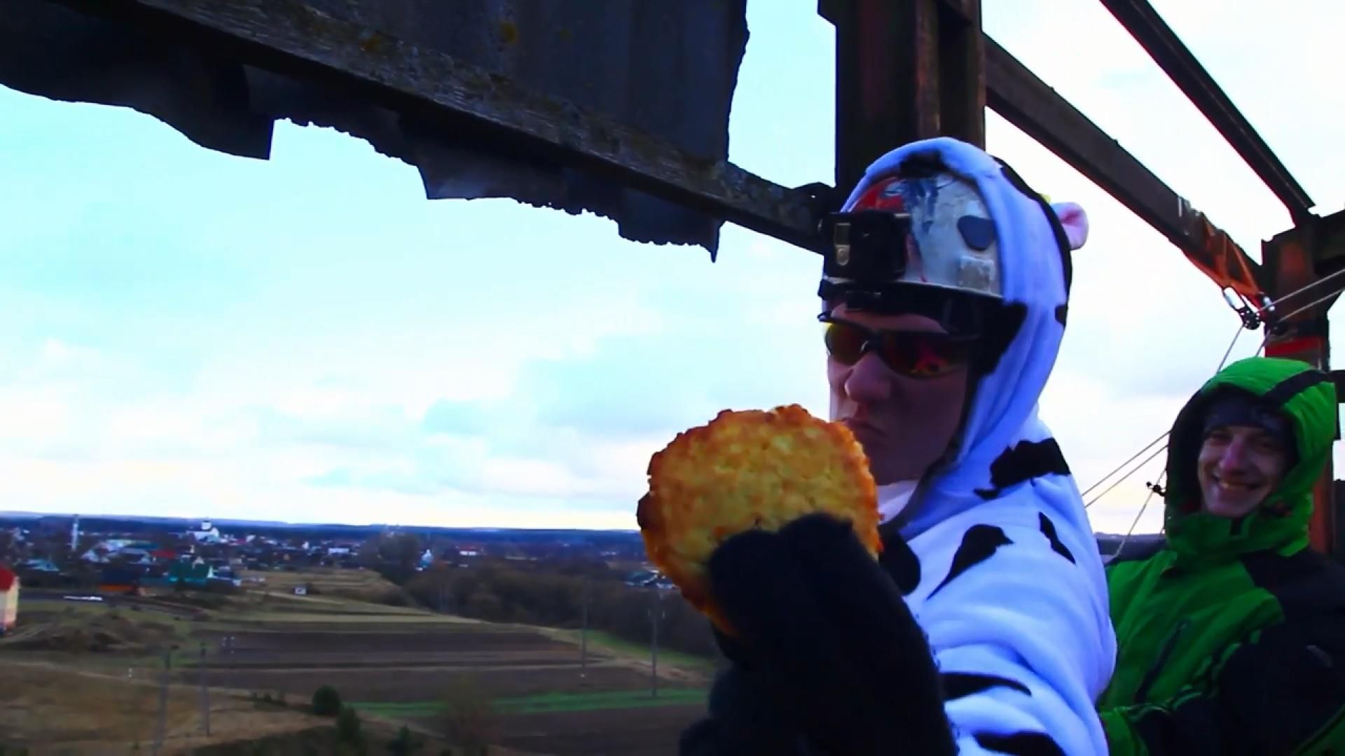 Белорус прыгнул с высоты 25 метров, чтобы обмакнуть дерун в сметану Белорус прыгнул с высоты 25 метров, чтобы обмакнуть дерун в сметану