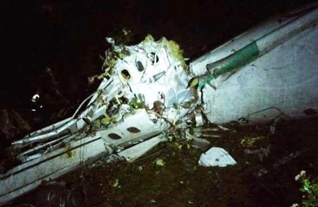 З’явилися фото й деталі з місця катастрофи літака з футболістами Бразилії