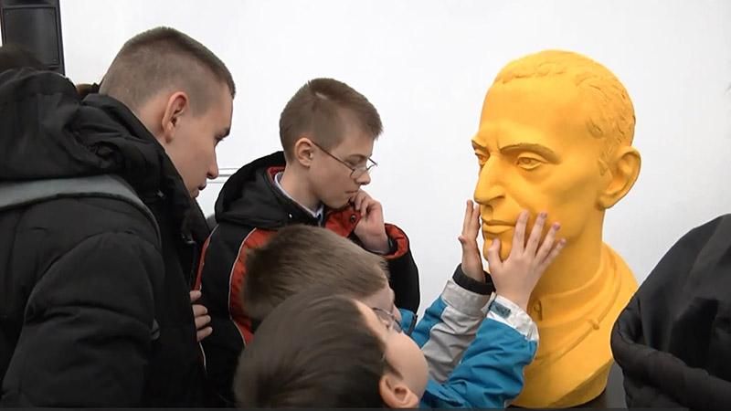 В Киев привезли особую выставку скульптур для незрячих