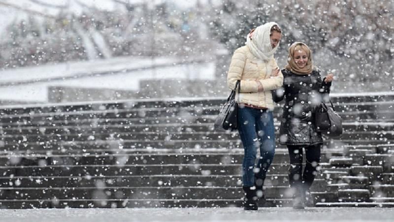 Киев засыпало снегом: очаровательные фото и видео из сети