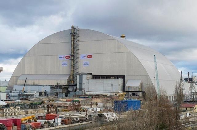 Чернобыльский реактор накрыли защитной аркой