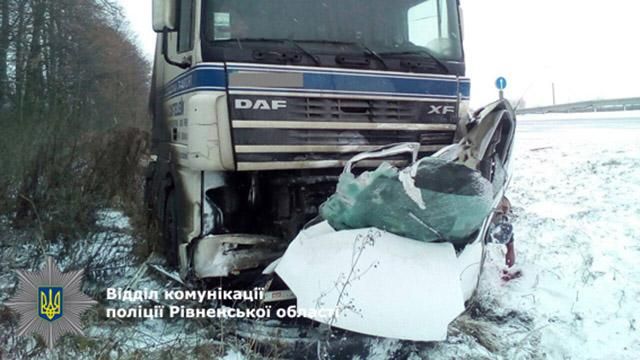 Жуткое ДТП на Ровенщине: грузовик раздавил легковушку, есть погибшие