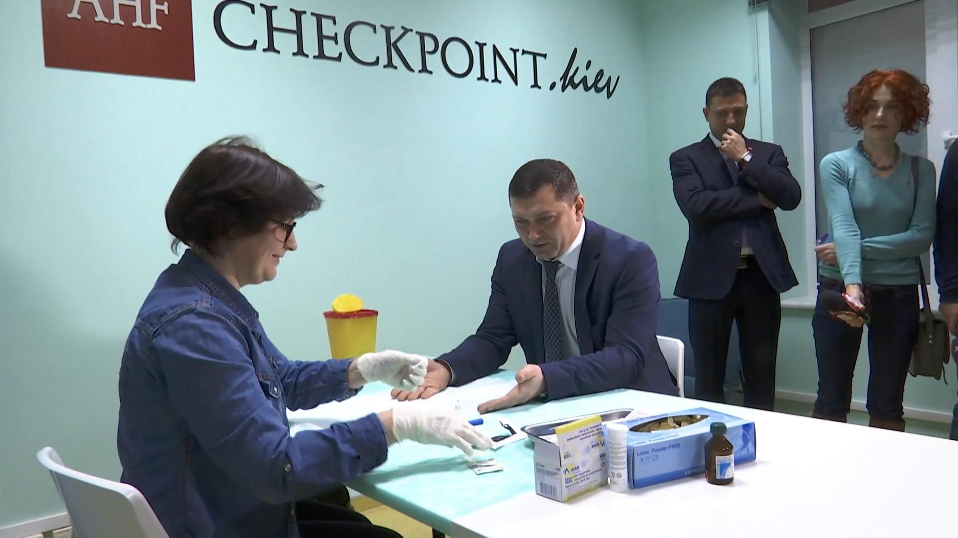 В Киеве открыли первый в Восточной Европе пункт проверки на ВИЧ