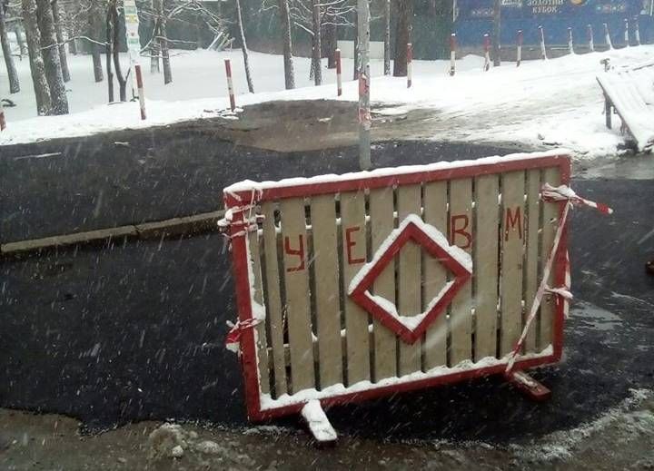 Київські комунальники приголомшили мережу укладанням асфальту в снігопад: дивіться відео