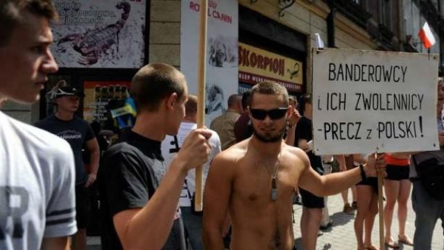 У Польщі допитують чоловіка через зневажливі листівки про Бандеру та УПА У Польщі допитують чоловіка через зневажливі листівки про Бандеру та УПА