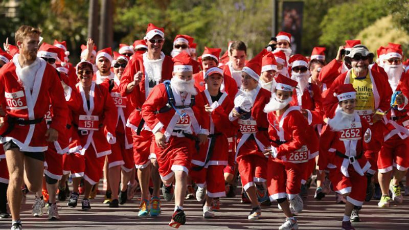 Традиційний забіг Санта-Клаусів в Австралії: з'явились яскраві фото