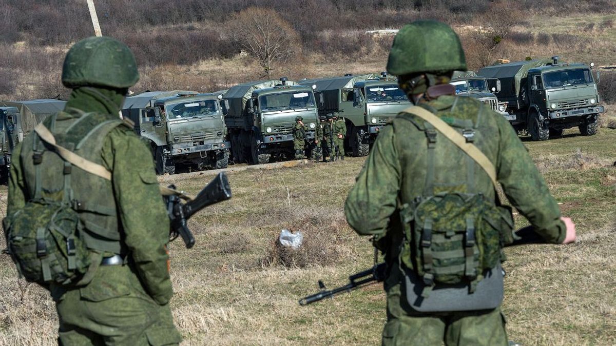 Масовий рух російської військової техніки Кримом: у мешканців відкриваються очі 