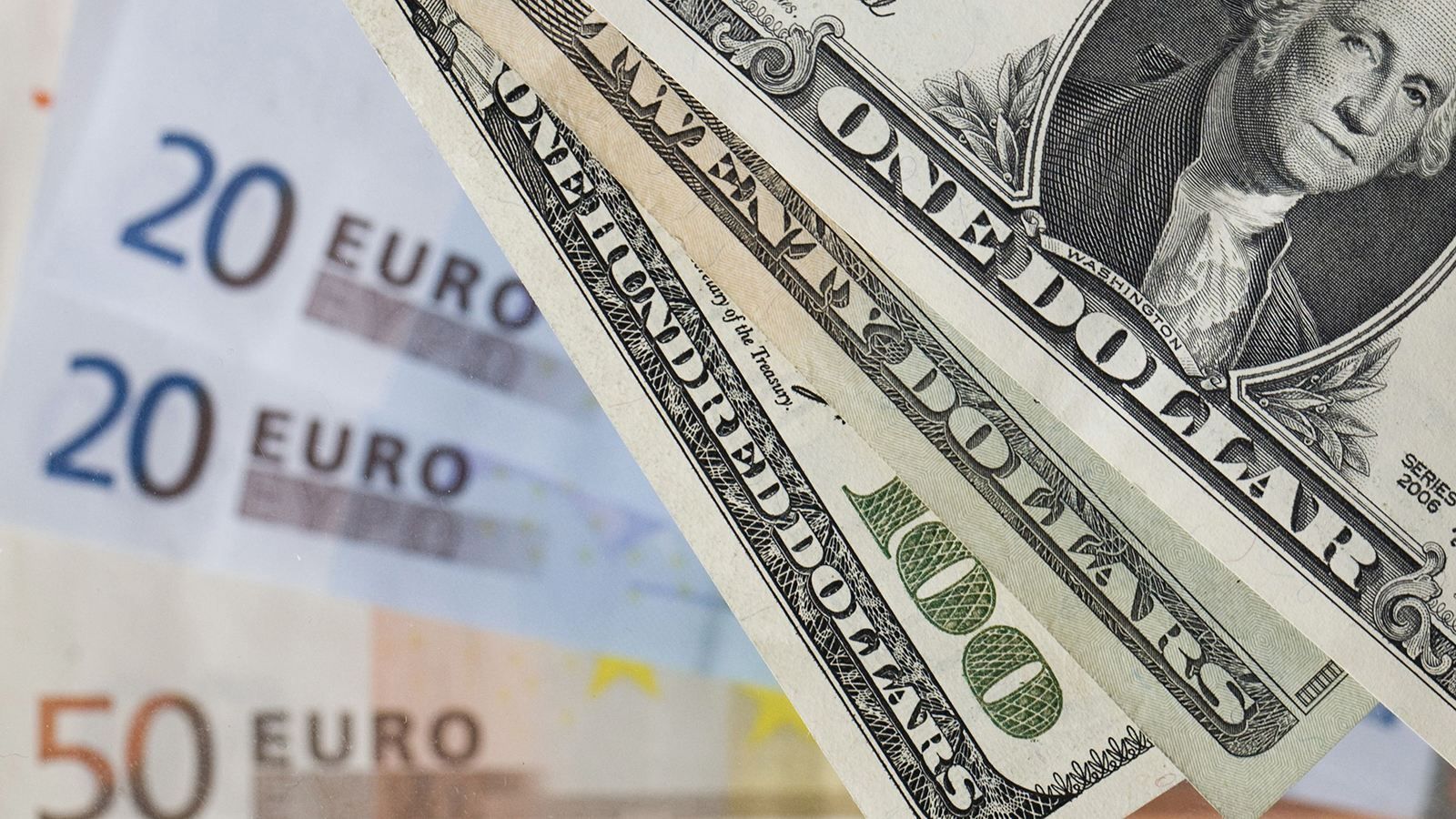 Наличный курс валют 30 ноября: доллар и евро немного выросли в цене