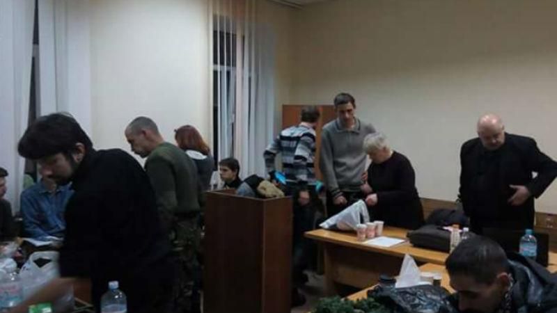 Потерпілі під час розгону Євромайдану заблокували залу суду: з'явилися фото