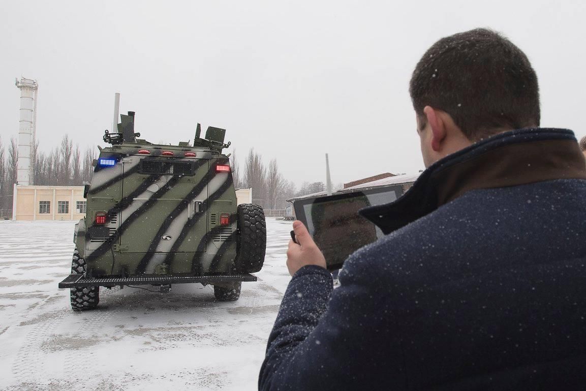 З’явилось відео, як Гройсман керував величезним КрАЗом за допомогою планшета