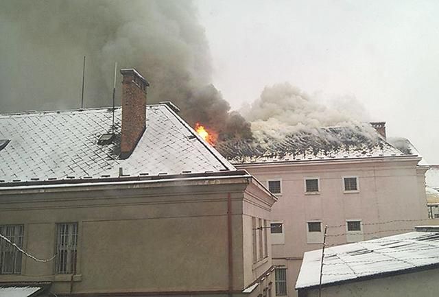 СІЗО спалахнуло в Ужгороді: є фото СІЗО спалахнуло в Ужгороді: є фото