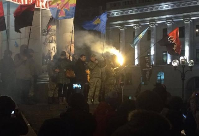 В Киеве несколько сотен активистов направляются с требованиями к Порошенко