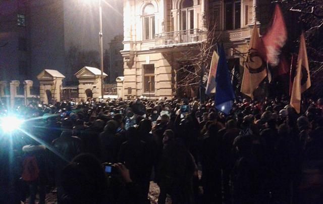 Під Адміністрацією Порошенка активісти закидали фаєрами правоохоронців Під Адміністрацією Порошенка активісти закидали фаєрами правоохоронців