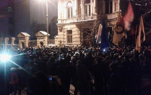 Под Администрацией Порошенко активисты забросали файерами правоохранителей