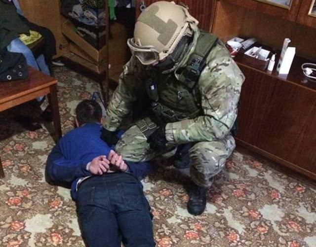 МВС показало фото та відео затримання українських хакерів з кібермережі Avalanche МВС показало фото та відео затримання українських хакерів з кібермережі Avalanche