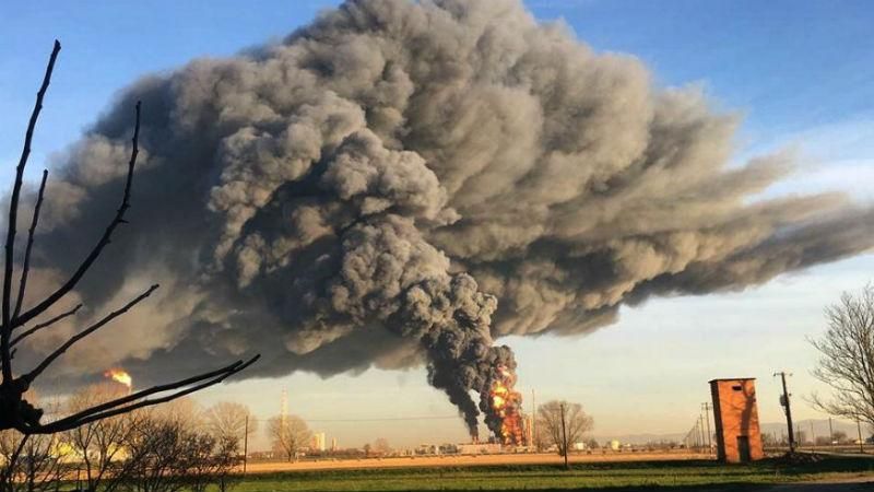 Потужний вибух і пожежа на нафтопереробному заводі Італії: з'явилися моторошні фото Потужний вибух і пожежа на нафтопереробному заводі Італії: з'явилися моторошні фото