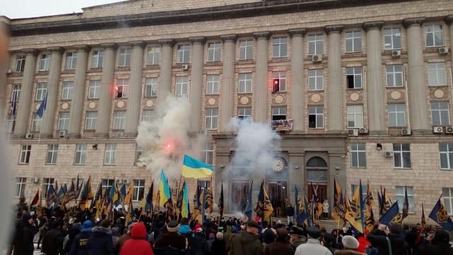 Как в Черкассах протестующие захватили здание ОГА