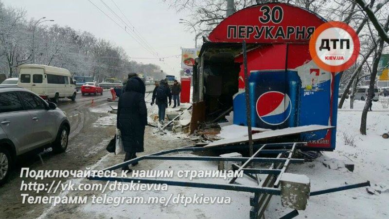 У Києві фура на шаленій швидкості знесла зупинку і перукарню: дуже багато постраждалих