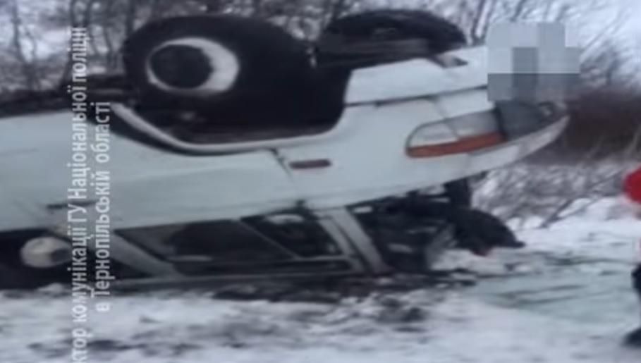 На Тернопільщині перекинувся автобус з 15 пасажирами: з’явилось відео На Тернопільщині перекинувся автобус з 15 пасажирами: з’явилось відео