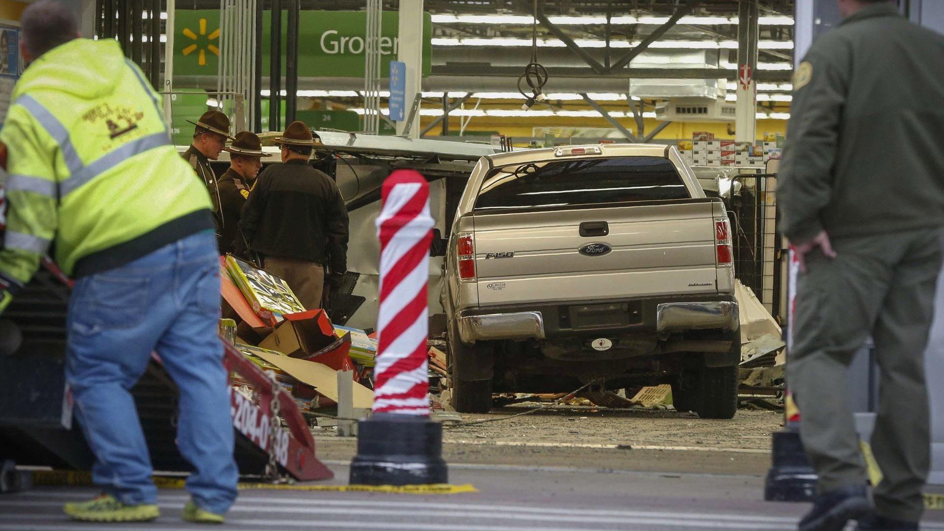 Пикап протаранил супермаркет в США, есть погибшие: появились фото