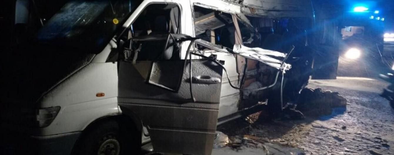 Фура столкнулась с микроавтобусом на Днепропетровщине, много жертв Фура столкнулась с микроавтобусом на Днепропетровщине, много жертв