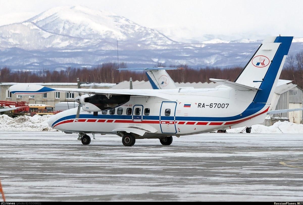 Самолет застрял в снежном сугробе в России