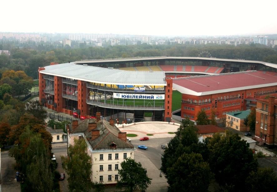 Стадион в Сумах перед матчем замерз Стадион в Сумах перед матчем замерз