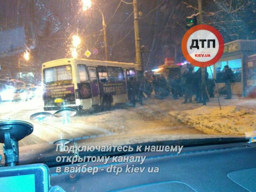 Маршрутка сбила пешеходов и въехала в столб – много пострадавших