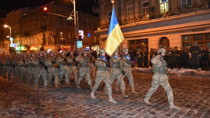 Центр Львова заполнили вооруженные военные