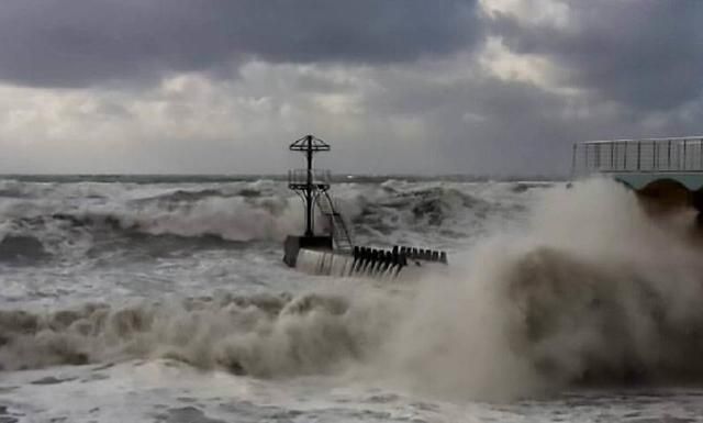 Потужний ураган затоплює будинки в Сочі Потужний ураган затоплює будинки в Сочі