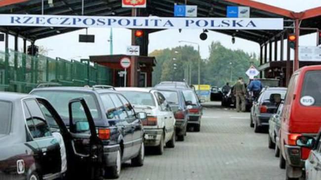 На границе с Польшей километровые очереди из автомобилей
